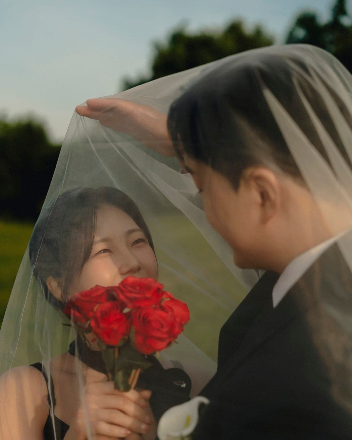 면사포 아래에서 마주 본 신랑과 신부